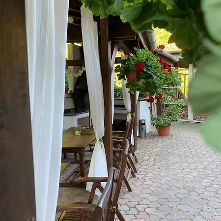 Ház Az Erdő Szélén